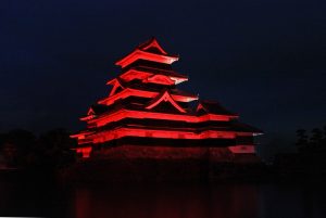 画像: 8月10日は「健康ハートの日」啓発のため、国宝松本城が赤色になります！